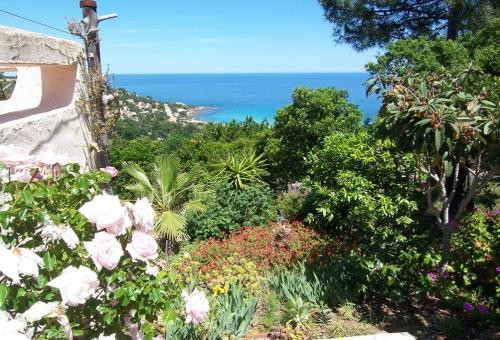 Très bien située, cette villa confortablement équipée, pouvant accueillir...