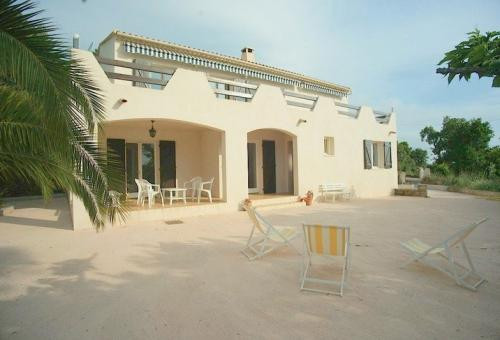 Cette belle villa, pouvant accueillir jusqu'a 12 personnes, confortablement...