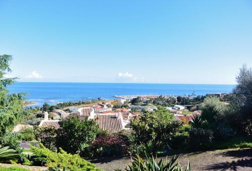 Ground floor villa of 100m² located in a quiet residence, with stunning sea...