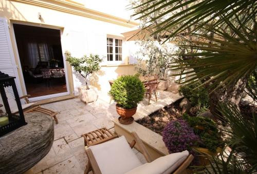 T3 of charm at the heart of Propriano, completely air-conditioned just a step...