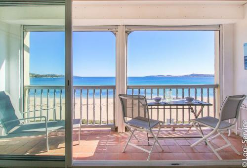 In the heart of the Gulf of Saint Tropez, this superb 3 bedroom apartment...