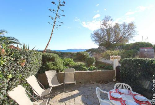 1 Bedroom flat 3/4 persons on the ground floor with direct access to the beach.