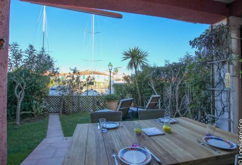 Located at Port Grimaud III, approximatively 150 m from restaurants and shops...