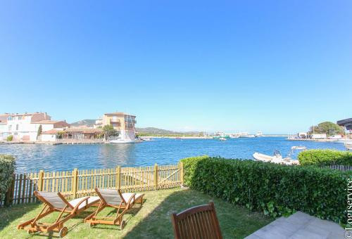 In a quiet and residential area close to the beach of Port Grimaud South,...