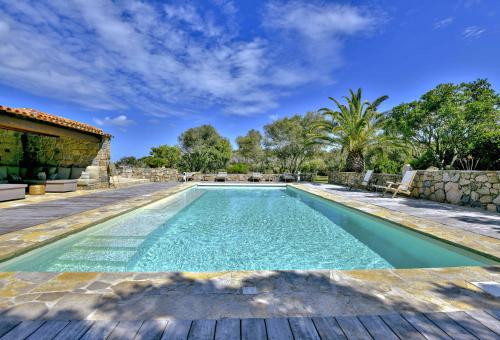 BONIFACIO, 5 bedroom villa rental, swimming pool and close to the beach.