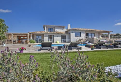 Le jardin dispose d’un parcours santé et d’un accès à la plage de Palombaggia...