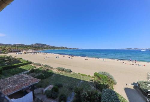 L'immeuble dispose d'un accès direct sur la plage.