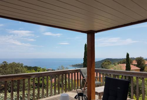 Overlooking the bay of Favone, only 900m from the beach, the villa LAIA is...