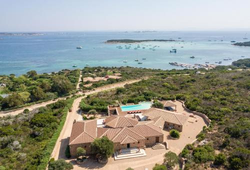 360* view for this exceptional villa a few pads from the Golf de Sperone