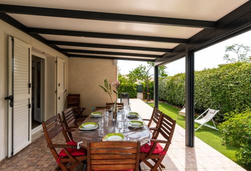 Family house with a pool, at 350 m away from the sand beach