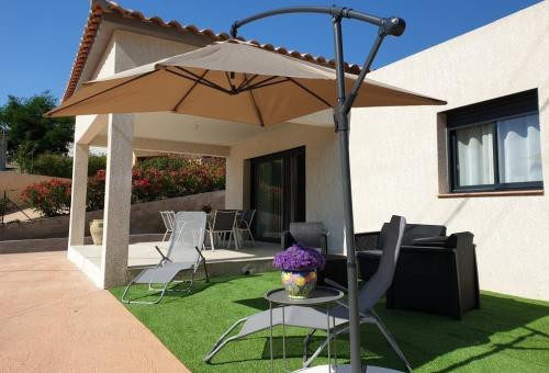 Perfect location for this villa, very close to the shops and the beach "plage...