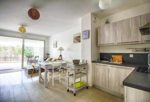 Large terrace for this 2-room apartment, close to the beach