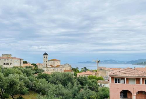 Beautiful sea view for this apartment, 800m away from the beach