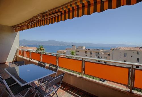 Beautiful sea view and large terrace for this apartment in the heart of Ajaccio