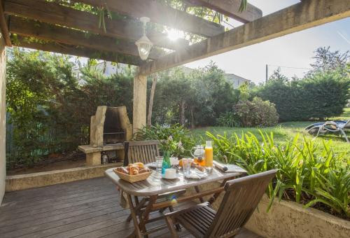 minivilla lilas indépendante à Calvi avec jardin et piscine, jardin et bbq