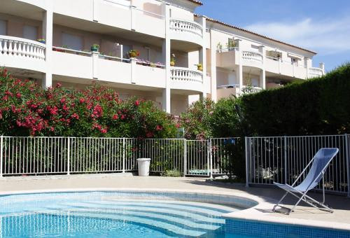 Apartment in a residence with a large pool and private roofed terrace