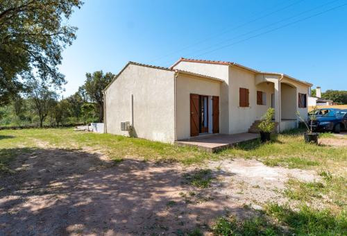 Mountain view, large terrace and garden for this small house, 3km from the beach