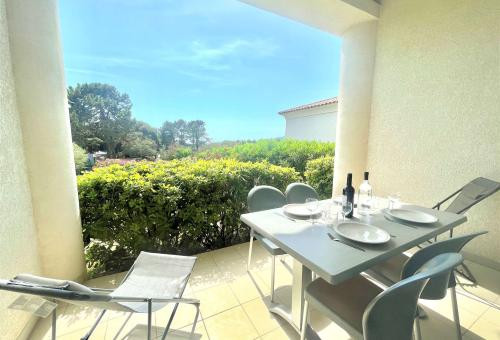 Appartement avec terrasse et petite vue mer sur le golf d'Ajaccio