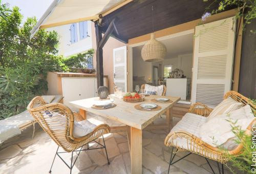 In a quiet and secure area of Port Grimaud II, very nice ground floor...