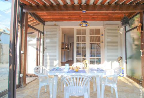 Close to the shops of Port Grimaud South, nice 2 bedrooms flat on the ground...