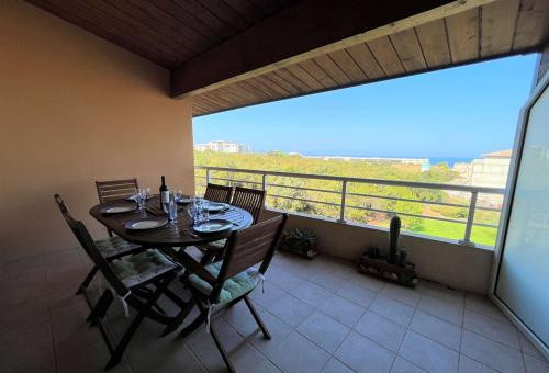 Large apartment with terrace and sea view, ideally located 650m from the beach