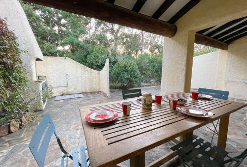 Small villa with a large terrace located in Les Hameaux de Pietragione, 200m...