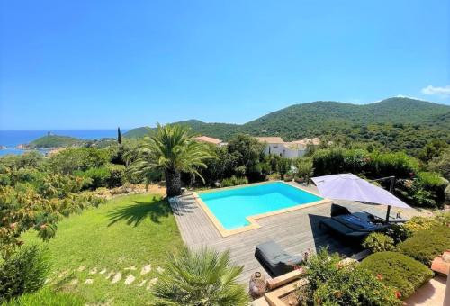 Belle villa vue mer de 4 chambres avec très bel extérieur avec piscine et vue...