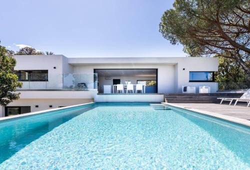 Fabulous modern villa located between St Cyprien and Pinarello!