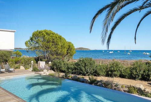 Direct access to Saint Cyprien's beach, together with its private pool.