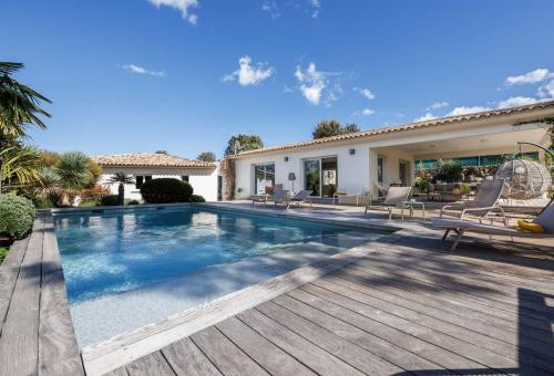 Beautiful villa with a pool, in a quiet area close to the village of Pinarellu