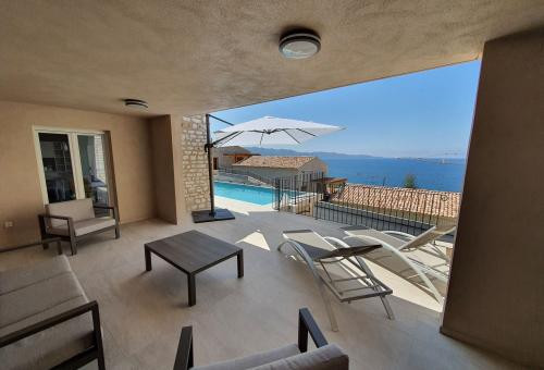 Panoramic sea view - Private swimming pool - Direct access to the beach.