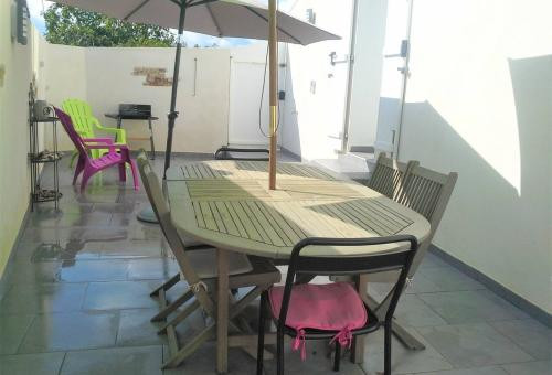 his pleasant ground-floor villa for up to 4 people is located in Chiola, just...