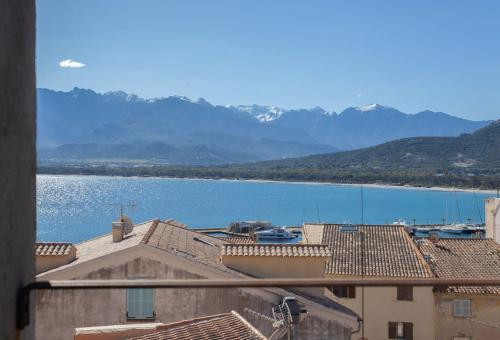 Mira appartement climatisé, vue mer, centre de Calvi, proche port et plage