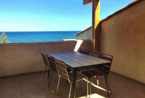 Sea view - Private access to the beach. Apartment with parking for rent in...