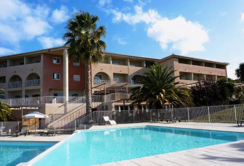 Dans une résidence avec piscine - Saint Florent.