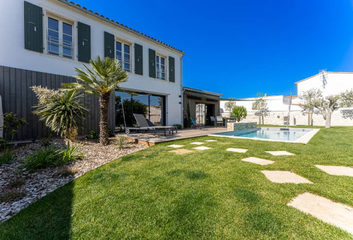 In the heart of the village of La Flotte, 300 meters from the sea, the...