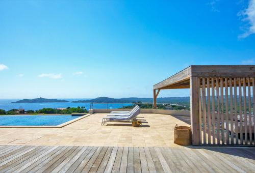 Superbe villa avec piscine chauffée et une vue mer à couper le souffle située...