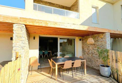 Duplex Apartment with Pool 800m from Cala Rossa Beach.