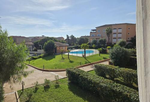 In a luxury residence, with pool, this comfortable apartment on the 1st floor...