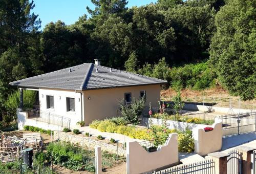 Maison avec terrasse et vue montagnes dans le village de Levie