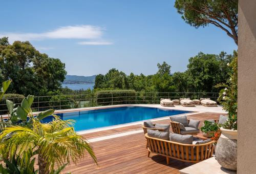 Offering breathtaking views of the sea and Saint-Tropez.