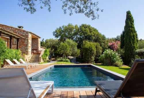 Superb sheepfold-style villa with pool and a a breathtaking view of the se,...