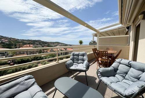 Beautiful, comfortable apartment with terrace overlooking the sea and city.