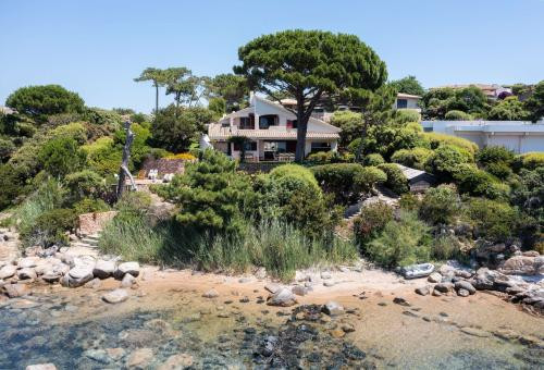 Dream location right on the water in the Domaine de Cala Rossa
