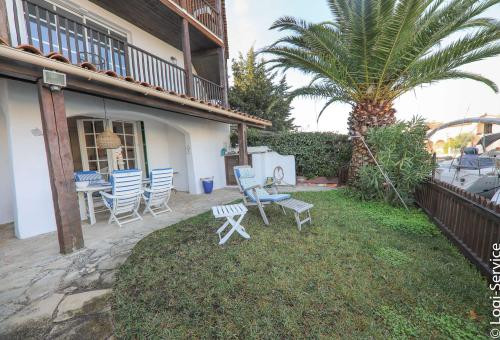 Dans la partie calme et privative de Port Grimaud II , appartement en rez de...