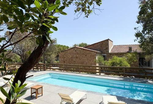 Villa NAOMI with swimming pool 100 m from the beach