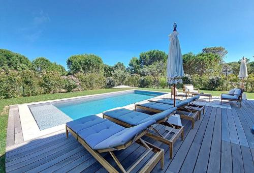 700m from Cala Rossa beach, pretty villa with swimming pool.