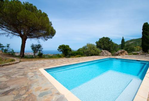 Casarone : Havre de paix avec vue sublime sur Calvi, piscine et nature